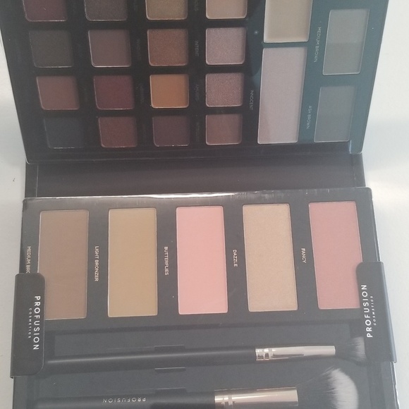 Makeup Kit - Picture 2 of 2